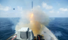 Photo de l’US Navy, diffusée le 28 février 2026 par le Commandement central des États-Unis (CENTCOM) montrant le destroyer lance-missiles USS Spruance lors d'un tir de missile de croisière Tomahawk depuis un lieu non divulgué, le 28 février 2026  ( US Central Command (CENTCOM) / - )