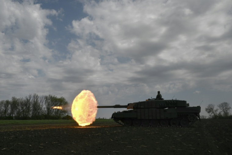 Un char Leopard 2A4 ukrainien effectue un tir d'entraînement, le 30 avril 2025 ( AFP / Genya SAVILOV )