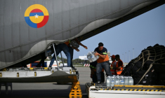 Déchargement de packs de bouteilles d'eau d'un avion de l'armée de l'air colombienne à l'aéroport international Simón Bolívar de La Guaira, le 26 juin 2026 au Venezuela après deux séismes dévastateurs  ( AFP / Federico PARRA )