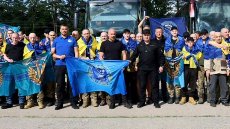 Photo prise et publiée le 26 juin 2025 par le quartier général de coordination pour le traitement des prisonniers de guerre montrant des militaires ukrainiens après leur échange dans un lieu tenu secret en Ukraine ( Quartier général de coordination pour le traitement des prisonniers de guerre / Handout )