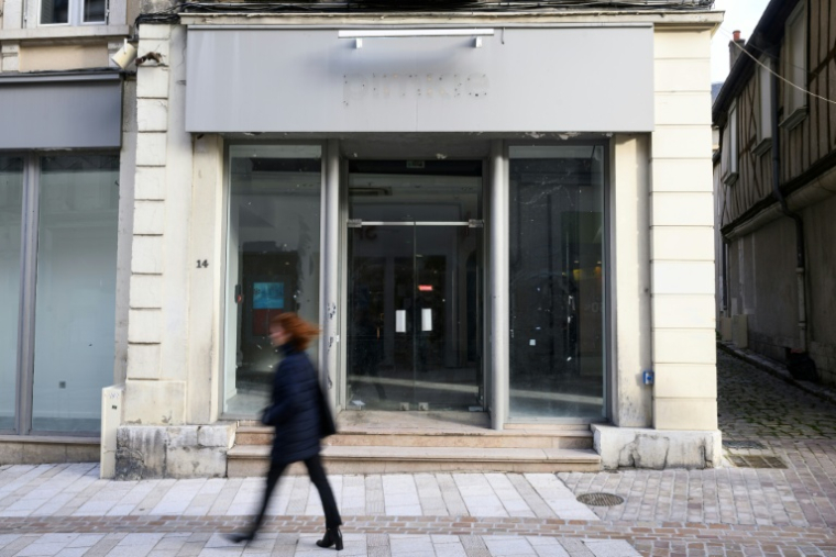 Une boutique fermée à Bourges, le 9 janvier 2026 dans le Cher ( AFP / Loic VENANCE )