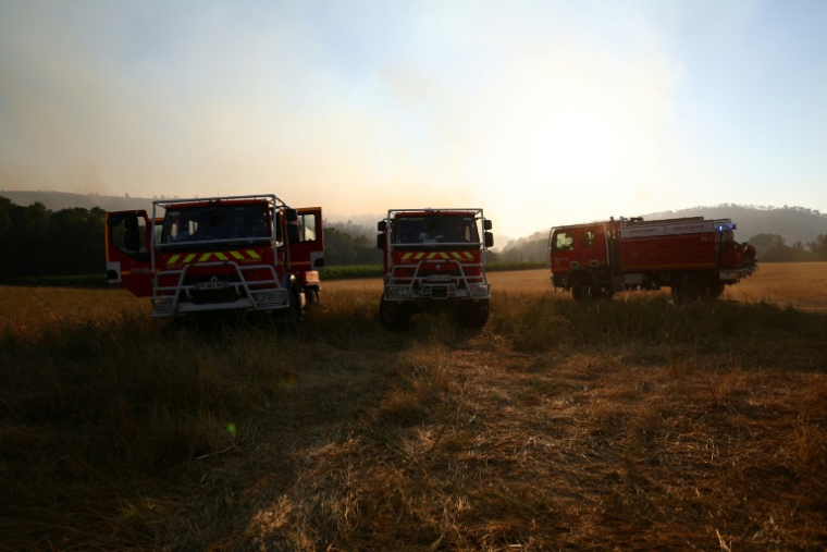 Des camions de pompiers stationnés près d'une zone où un incendie de forêt s'est déclaré, à Correns, dans le Var, le 1er août 2026  ( AFP / Clement MAHOUDEAU )