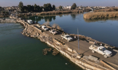 Des véhicules des forces gouvernementales syriennes traversent l'Euphrate, dans la province de Deir Ezzor,le 19 janvier 2026 au lendemain d'un accord entre le gouvernement syrien et les forces kurdes ( AFP / OMAR HAJ KADOUR )