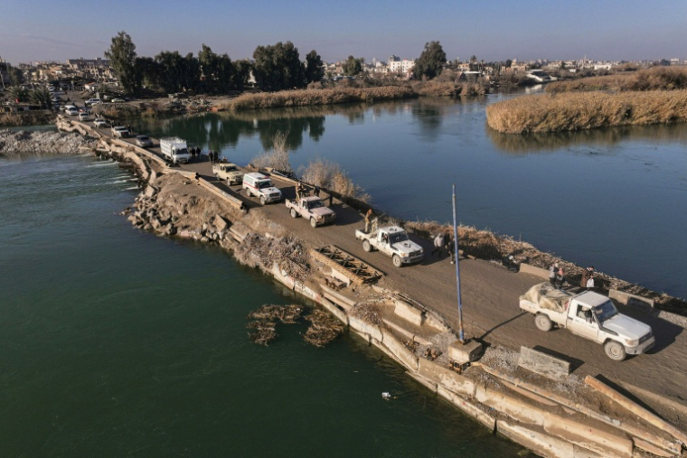 Des véhicules des forces gouvernementales syriennes traversent l'Euphrate, dans la province de Deir Ezzor,le 19 janvier 2026 au lendemain d'un accord entre le gouvernement syrien et les forces kurdes ( AFP / OMAR HAJ KADOUR )