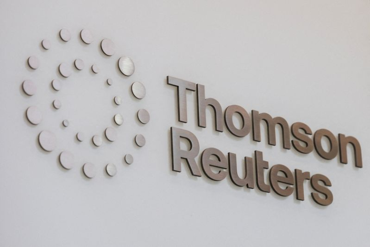 Le logo de Thomson Reuters est visible sur le bâtiment de l'entreprise à Times Square, à New York.