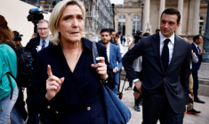 La dirigeante d'extrême droite française Marine Le Pen, membre du parlement du parti Rassemblement national (RN) et le président du parti Jordan Bardella, à l'Assemblée national