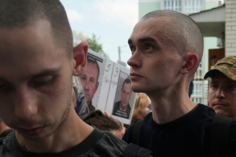 Des prisonniers de guerre ukrainiens de retour dans leur pays, le 9 juin 2025 ( AFP / OLEKSII FILIPPOV )