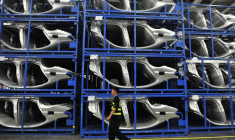 Un membre du personnel de sécurité dans une usine BMW à Shenyang