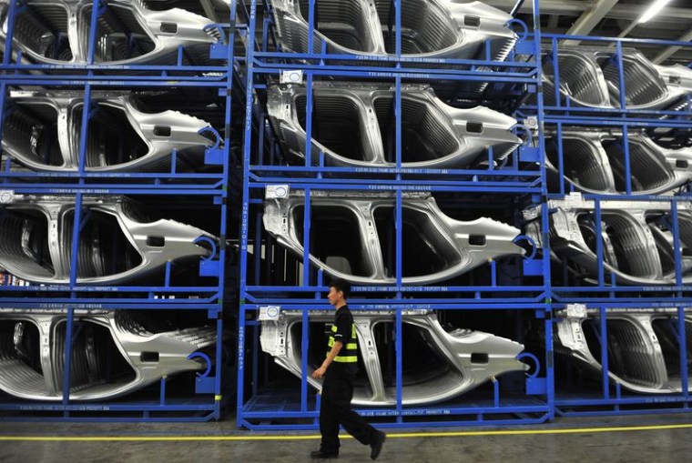 Un membre du personnel de sécurité dans une usine BMW à Shenyang