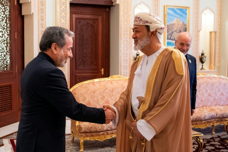 TPhoto diffusée par l'Agence de presse omanaise montrant le sultan d'Oman, Haitham bin Tarik (c), recevant le ministre iranien des Affaires étrangères, Abbas Araghchi (g), et le négociateur en chef iranien, Mohammad Bagher Ghalibaf, à Mascate, le 23 juin 2026 ( Omani News Agency / - )