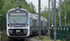 Première sortie d'usine du train MI20 construit par Alstom et CAF, qui remplacera pour la SNCF et la RATP les vieilles rames du RER B francilien, à Crespin (nord) le 7 mai 2026 ( AFP / Francois LO PRESTI )