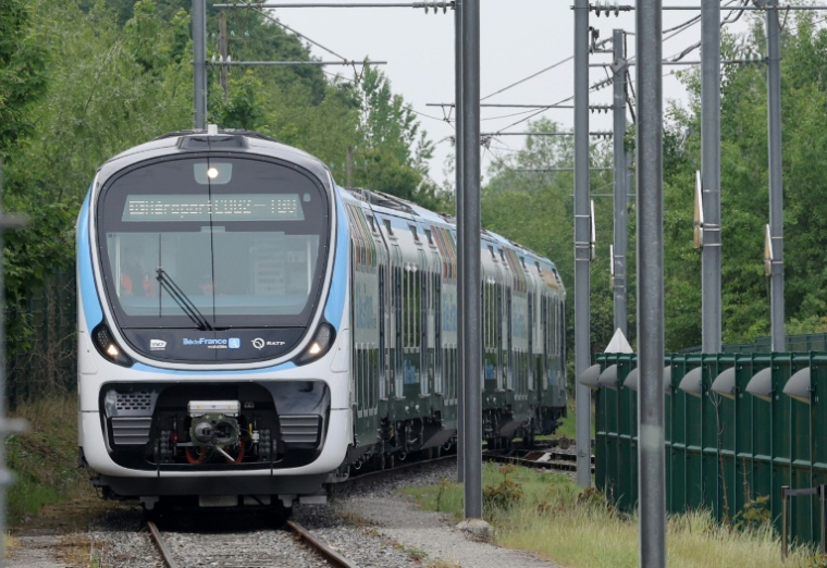 Première sortie d'usine du train MI20 construit par Alstom et CAF, qui remplacera pour la SNCF et la RATP les vieilles rames du RER B francilien, à Crespin (nord) le 7 mai 2026 ( AFP / Francois LO PRESTI )