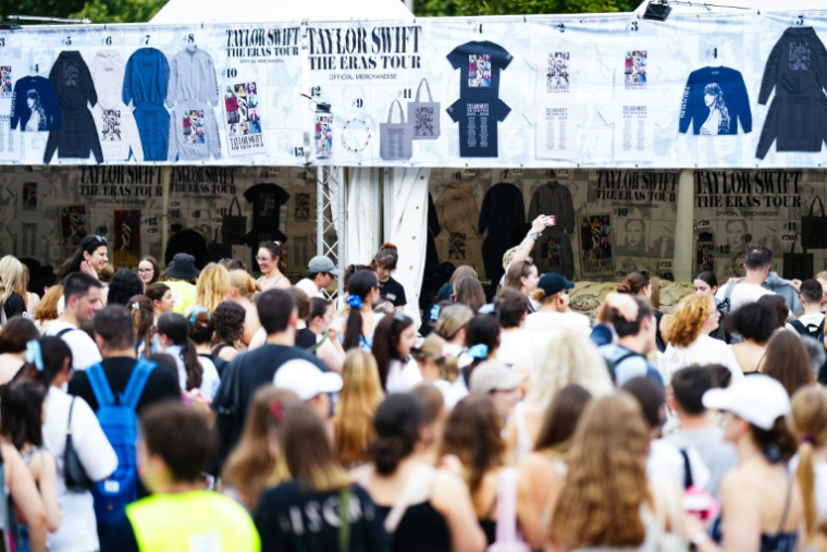 Des fans de la superstar américaine Taylor Swift se pressent aux stands de produits dérivés devant le stade Ernst Happel à Vienne, avant ses trois concerts prévus, le 7 août 2024 en Autriche ( APA / Eva MANHART )