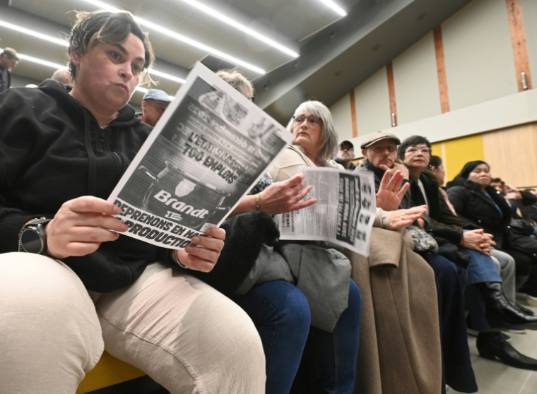 Des salariés de l'usine Brandt participent à une réunion d'information sur les possibilités de reconversion professionnelle des salariés de Brandt, le 15 décembre à Saint-Jean-de-la-Ruelle, près d'Orléans, le 15 décembre 2025 dans le Loiret ( AFP / JEAN-FRANCOIS MONIER )
