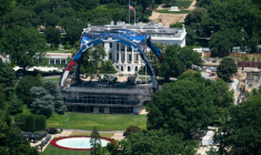 Construction d'une arêne sur la pelouse sud de la Maison Blanche le 31 mai 2026, en vue du combat de MMA prévu le 14 juin  ( AFP / SAUL LOEB )