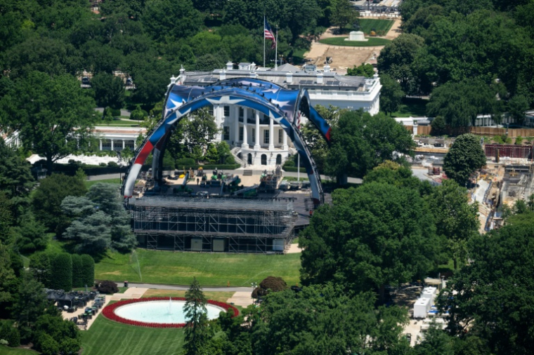 Construction d'une arêne sur la pelouse sud de la Maison Blanche le 31 mai 2026, en vue du combat de MMA prévu le 14 juin  ( AFP / SAUL LOEB )