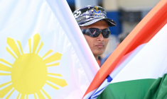 Un militaire du navire indien INS Sandhayak, au port de Manille, le 1er août 2025 ( AFP / Ted ALJIBE )