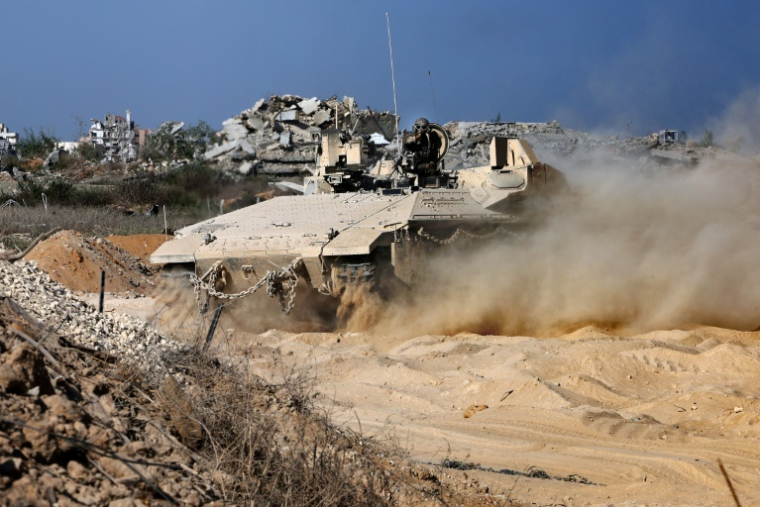 Une photo prise lors d'une visite organisée par l'armée israélienne le 3 octobre 2025 montre un char israélienne manœuvrant à proximité d'un hôpital à Gaza-ville ( POOL / JACK GUEZ )