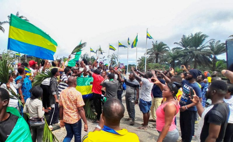 Des personnes fêtent le soutien aux putschistes dans les rues de Libreville