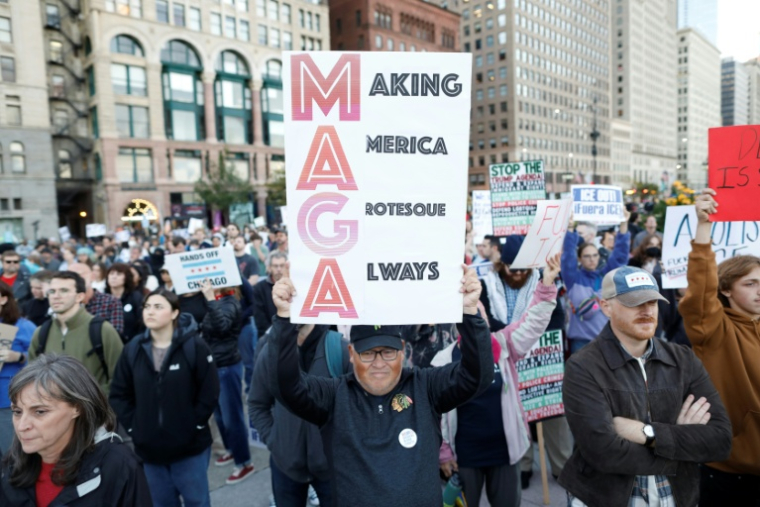 Manifestation contre l'arrivée de la Garde nationale du Texas et des agents de l'immigration et des douanes américaines dans le centre-ville de Chicago, dans l'Illinois, le 8 octobre 2025 ( AFP / OCTAVIO JONES )