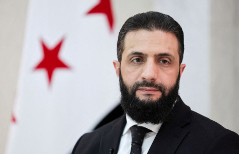 Le président intérimaire de la Syrie, Ahmed al-Sharaa, participe à une interview avec Reuters.