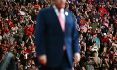 Le président américain Donald Trump lors d'un meeting à Park City, dans le Kansas (centre), le 19 octobre 2026 ( AFP / Kent NISHIMURA )