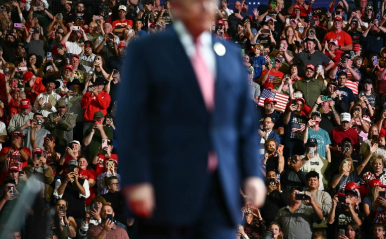 Le président américain Donald Trump lors d'un meeting à Park City, dans le Kansas (centre), le 19 octobre 2026 ( AFP / Kent NISHIMURA )
