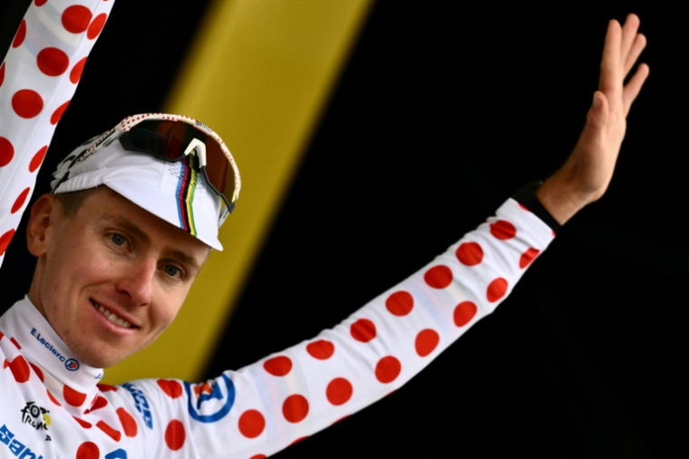 Tadej Pogacar avec le maillot à pois de meilleur grimpeur, à l'arrivée de la 2e étape du Tour de France, le 6 juillet 2025 à Boulogne-sur-Mer ( AFP / Marco BERTORELLO )