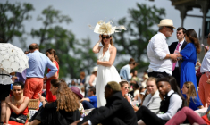 Des spectateurs au Prix de Diane à Chantilly, dans le nord de Paris, le 19 juin 2022 ( AFP / JULIEN DE ROSA )