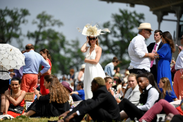 Des spectateurs au Prix de Diane à Chantilly, dans le nord de Paris, le 19 juin 2022 ( AFP / JULIEN DE ROSA )