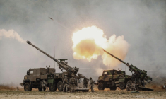 Les canons Caesar de KNDS lors de manoeuvres à Canjuers, dans le sud de la France, le 20 octobre 2025 ( AFP / Frederic DIDES )