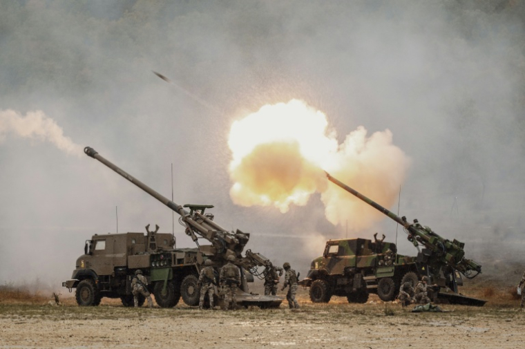 Les canons Caesar de KNDS lors de manoeuvres à Canjuers, dans le sud de la France, le 20 octobre 2025 ( AFP / Frederic DIDES )