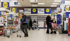 Photo d'archives d'acheteurs dans un supermarché Tesco Extra à Londres