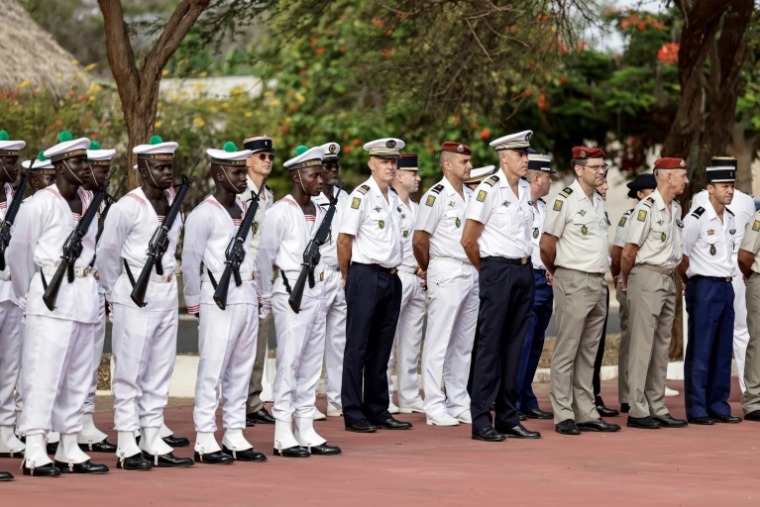 Cérémonie à Dakar en présence du chef d'état-major des armées du Sénégal, le général Mbaye Cissé, et du général Pascal Ianni, à la tête du commandement de l'armée française pour l'Afrique, le 17 juillet 2025 ( AFP / Patrick Meinhardt )