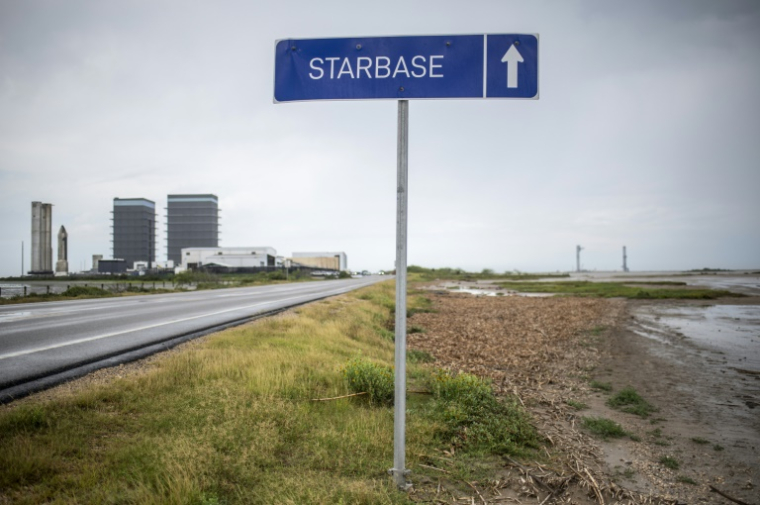 Un panneau indique la direction de Starbase, sur une route à l'extérieur de Brownsville, le 28 mai 2025 au Texas ( AFP / SERGIO FLORES )