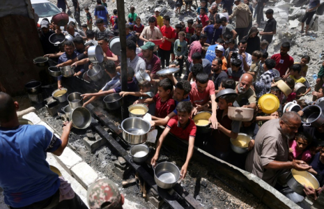 Des déplacés palestiniens se rassemblent pour collecter des repas gratuits auprès d'une association caritative à Jabalia, dans le nord de la bande de Gaza, le 19 mai 2025  ( AFP / Bashar TALEB )
