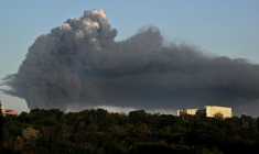 Un épais nuage de fumée s'élève après une attaque de drone russe, le 29 août 2026 à Kiev ( AFP / Sergei SUPINSKY )