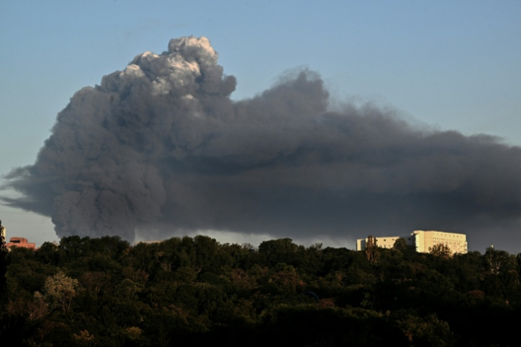 Un épais nuage de fumée s'élève après une attaque de drone russe, le 29 août 2026 à Kiev ( AFP / Sergei SUPINSKY )