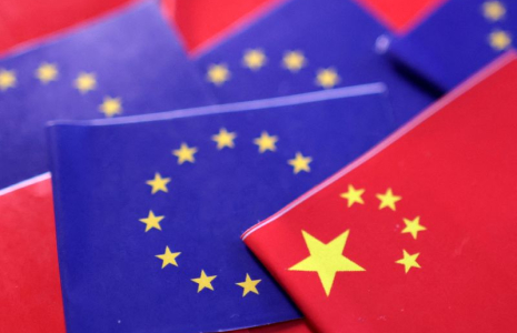 L'illustration montre les drapeaux de l'UE et de la Chine
