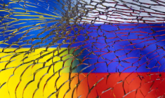 Illustration des drapeaux de l'Ukraine et des drapeaux russes vus à travers du verre brisé