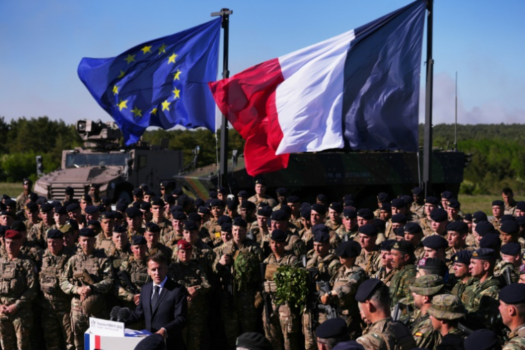 Le président français Emmanuel Macron (C) prononce un discours lors des exercices militaires Orion 2026 à Suippes, dans l’est de la France, le 30 avril 2026. ( POOL / Aurelien Morissard )