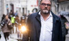 L'ancien anesthésiste Frédéric Péchier arrive au tribunal de Besançon au deuxième jour de son procès, le 9 septembre 2025 ( AFP / SEBASTIEN BOZON )