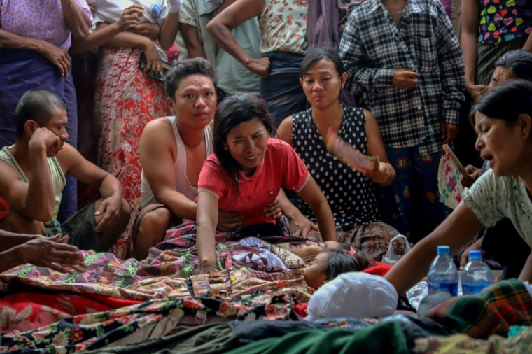Birmans en pleurs le 12 mai 2025 aux funérailles de victimes d'un bombardement par la junte d'une école de Oe Htein Kwin, qui a fait 22 morts dont 20 enfants ( AFP / - )