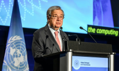 Le secrétaire général de l'ONU, António Guterres, lors d'un discours d'ouverture du premier Dialogue mondial sur la gouvernance de l'IA, le 6 juillet 2026 à Genève ( AFP / Fabrice COFFRINI )