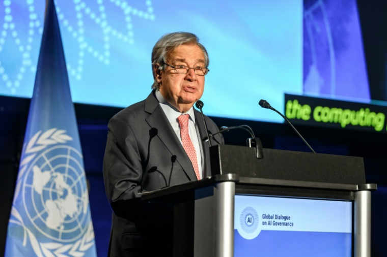 Le secrétaire général de l'ONU, António Guterres, lors d'un discours d'ouverture du premier Dialogue mondial sur la gouvernance de l'IA, le 6 juillet 2026 à Genève ( AFP / Fabrice COFFRINI )