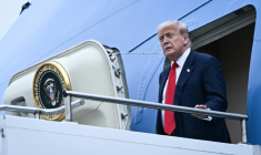 Le président américain Donald Trump arrive à bord d'Air Force One en Ecosse, le 25 juillet 2025  ( AFP / Brendan SMIALOWSKI )