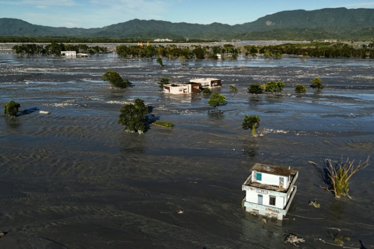 Une image aérienne montre les eaux de crue recouvrant certaines parties de la commune de Guangfu le 25 septembre 2025 après la rupture d'un lac-barrage à Hualien, à la suite des pluies torrentielles qui se sont abattues lorsque le super typhon Ragasa a frôlé Taïwan ( AFP / I-Hwa Cheng )