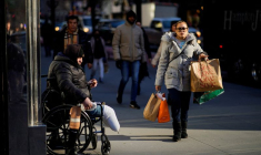 Une femme porte des sacs de shopping pendant la période des fêtes à New York
