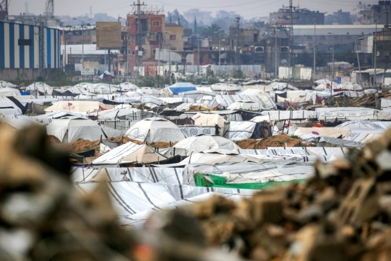 Des tentes et des abris abritant des Palestiniens déplacés au camp de réfugiés de Bureij, dans le centre de la bande de Gaza, le 24 février 2026 ( AFP / Eyad Baba )