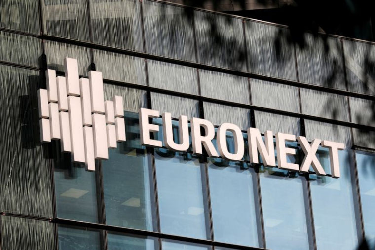 Le logo d'Euronext dans le quartier de La Défense près de Paris